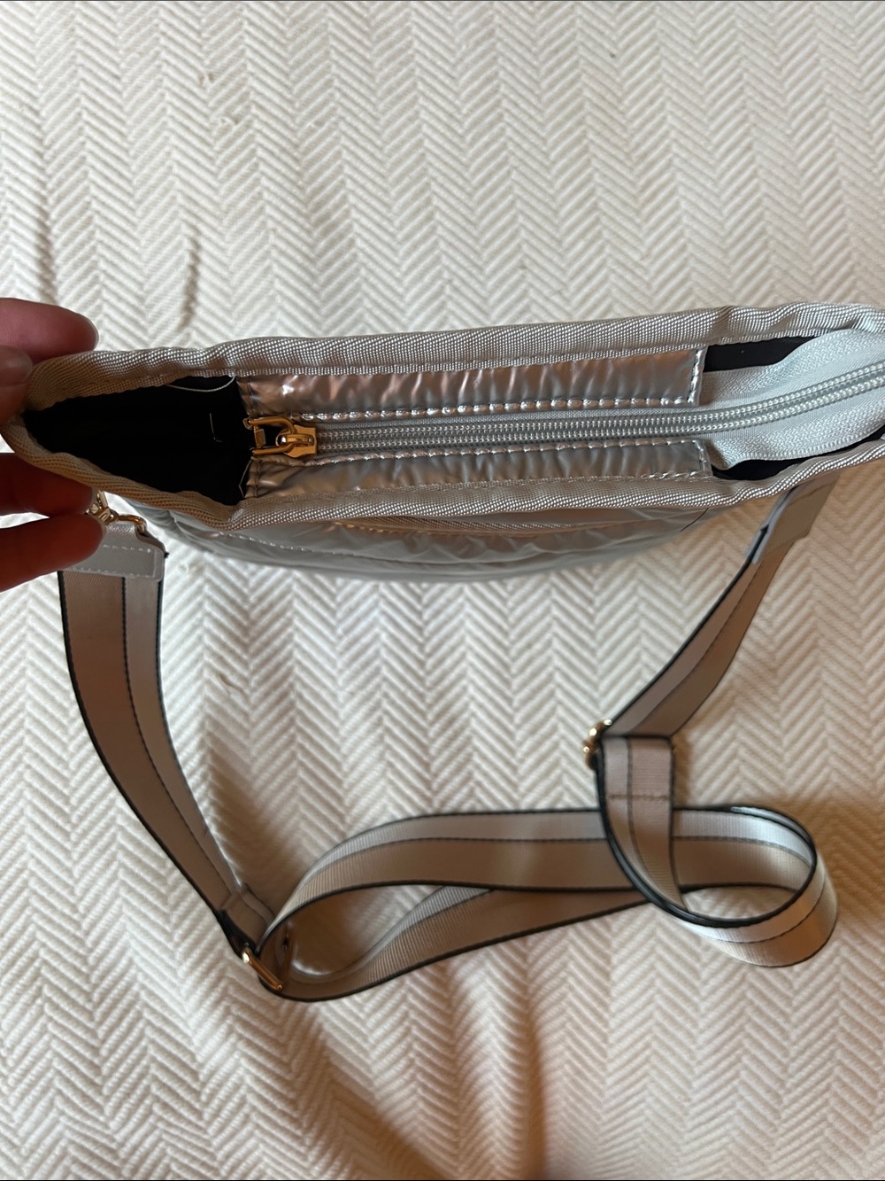 Wanderer 2.0 Crossbody Bag in silver - Picture 3 of 4